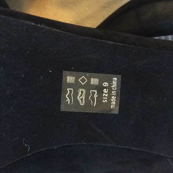 Timeless Black Pump - Picture 3 of 6